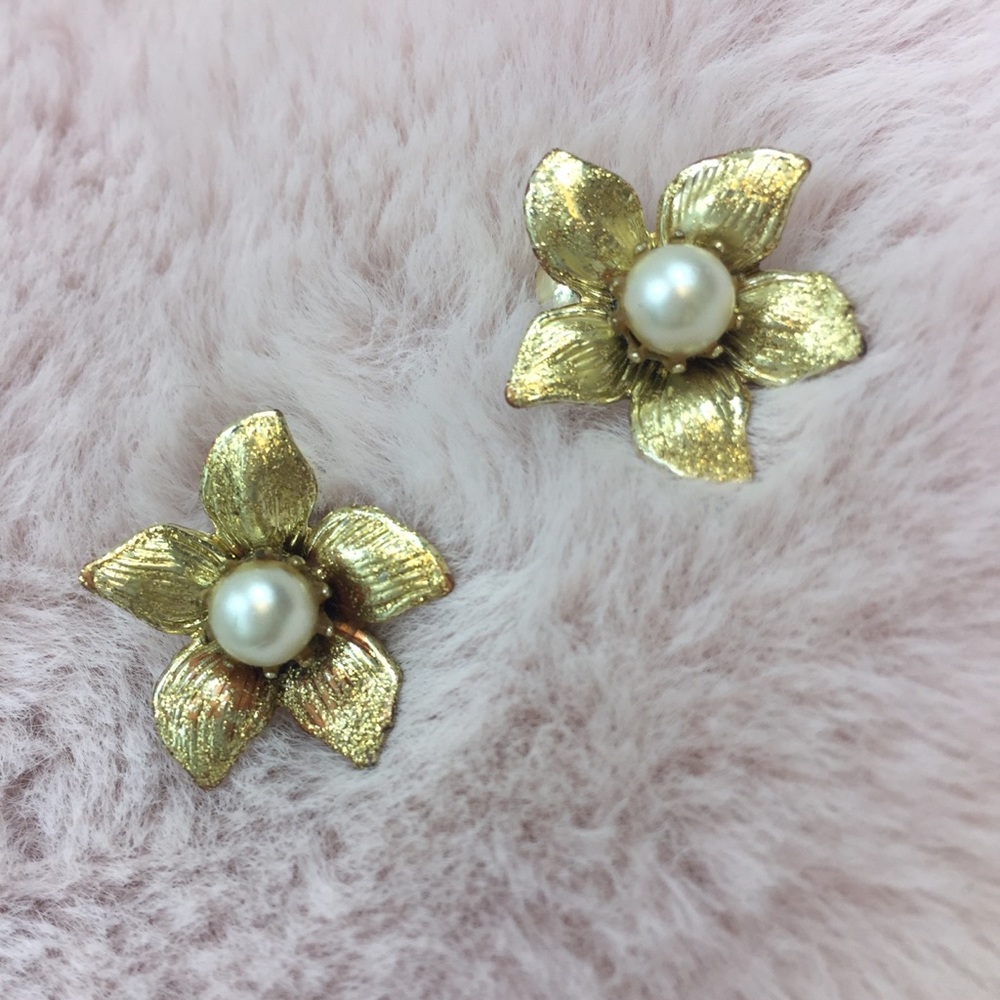 Five Petal Gold Flower Clip-on Earrings “Pearl” - Picture 3 of 5